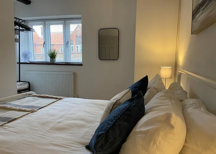 Grade II Listed 2 Bed Cottage With Free Parking