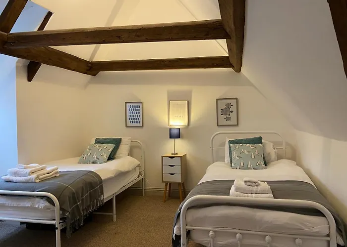 Grade II Listed 2 Bed Cottage With Free Parking