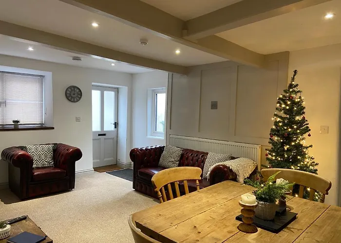 Grade II Listed 2 Bed Cottage With Free Parking